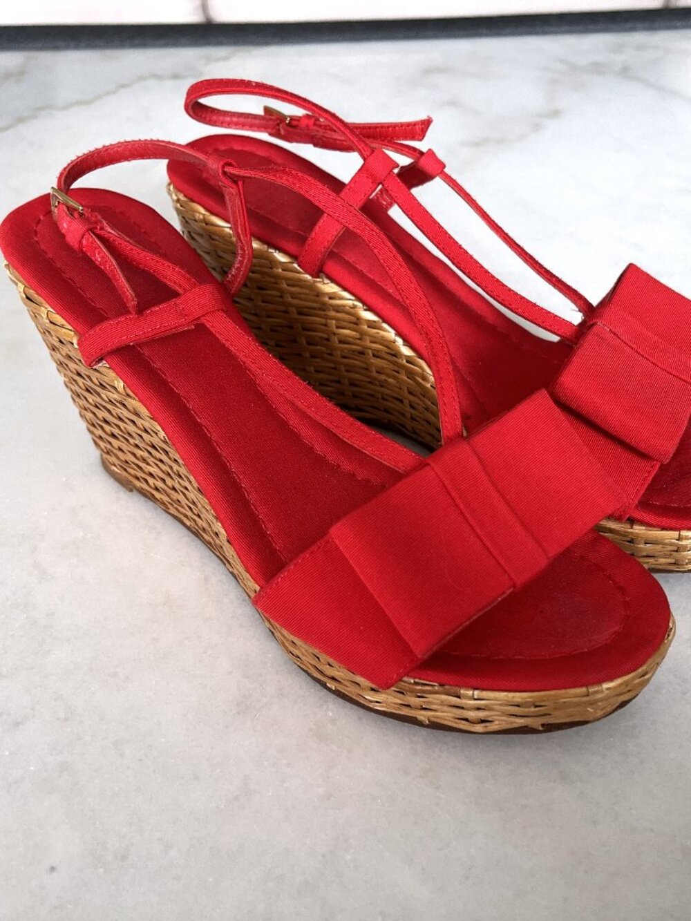 Kate Spade red wedge shoes / sandals with grosgrain bows ankle strap basketweave